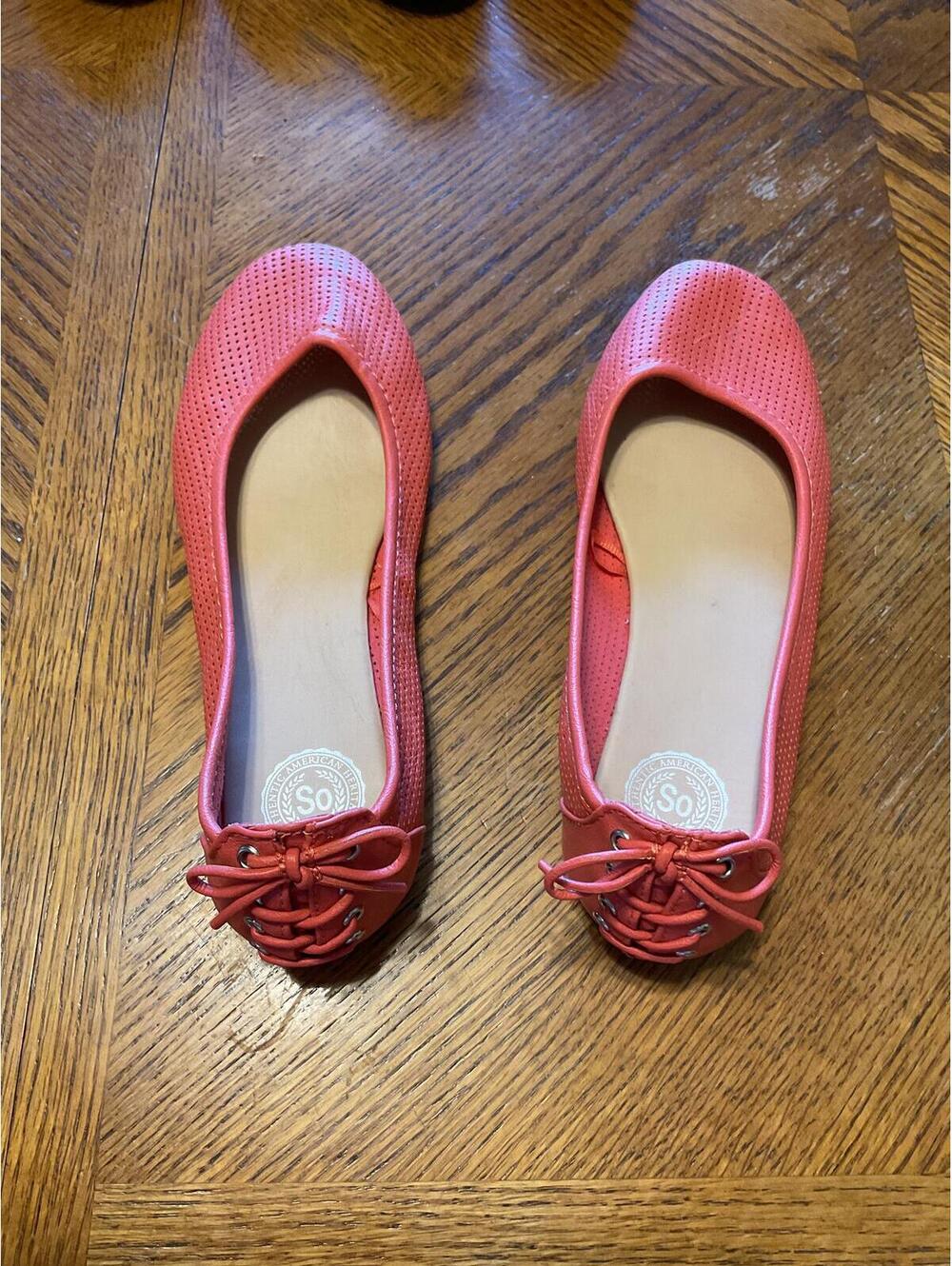 Leather ballet flats, SO brand, coral with perforated detail and bow accent Sz 6